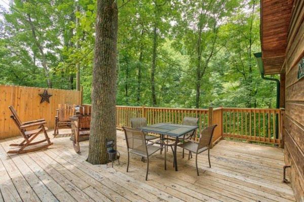 Treehouse Between Gatlinburg And Pigeon Forge. Pet Friendly! Exterior photo